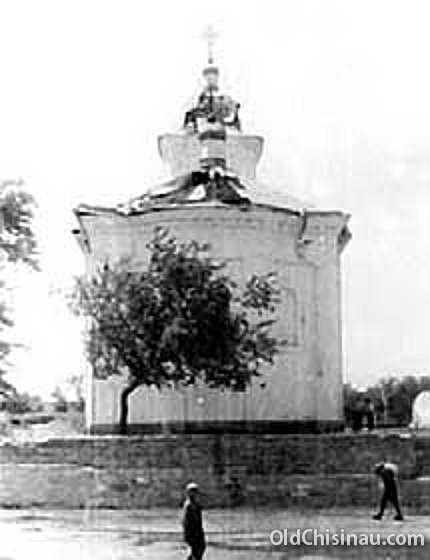 Собор Гавриила и Михаила Архангелов, Кишинёв (Кишинёв, Молдова). архивная фотография, Фото с сайта http://oldchisinau.com/kladbishha-cerkvi-sinagogi/starye-cerkvi-kishinyova/snesyonnye-cerkvi/cerkov-arkhangelov-gavriila-i-mikhail/staryy-sobor-fotografii/
