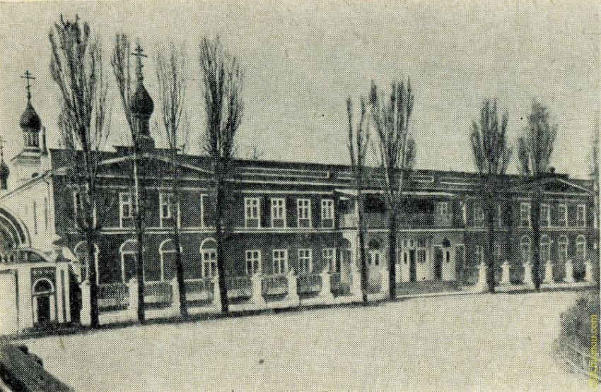 Церковь Покрова Пресвятой Богородицы при архиерейском доме, Кишинёв (Кишинёв, Молдова). архивная фотография, Фото с сайта http://oldchisinau.com/zdaniya-i-pamyatniki/zdaniya-i-ulicy-starye-fotografii/?nggpage=8