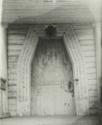 Церковь Покрова Пресвятой Богородицы из г. Ромны, Покровская церковь (1770 г.) в г. Полтаве. Косяк западных дверей. Фотография С. Таранушенко, 1926 г.<br>, Полтава, Полтавский район, Украина, Полтавская область