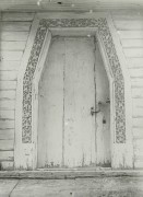 Церковь Покрова Пресвятой Богородицы из г. Ромны, Покровская церковь (1770 г.) в г. Полтаве. Косяк южных дверей. Фотография С. Таранушенко, 1926 г. <br>, Полтава, Полтавский район, Украина, Полтавская область