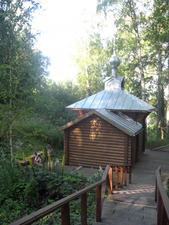 Часовня Иоанна Предтечи, Слободской (Слободской район, Кировская область). общий вид в ландшафте, Купальня на святом источнике рядом с часовней)