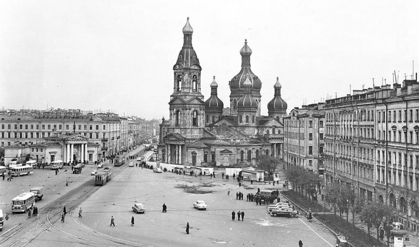 Собор Успения Пресвятой Богородицы, Адмиралтейский район (Санкт-Петербург, г. Санкт-Петербург). архивная фотография, Храм ещё с куполами, но забор уже стоит – демонтаж начался. http://samiznaetekto.livejournal.com/114800.html 
