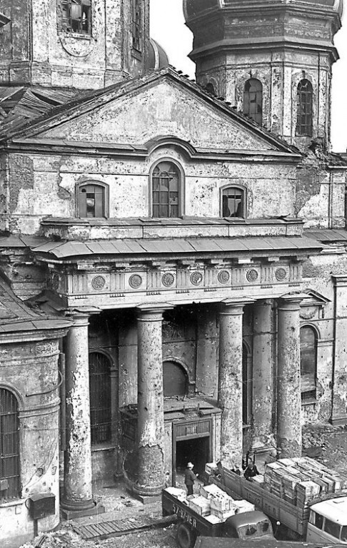 Адмиралтейский район. Собор Успения Пресвятой Богородицы. архивная фотография, Фотография Денисова и Смирнова демонтаж и вывоз сохранившейся утвари. http://samiznaetekto.livejournal.com/114800.html 