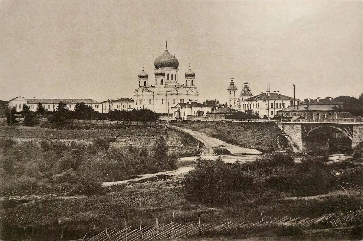 Вид на собор Сошествия Святого Духа с противоположного берега реки Лососинка. Нач. ХХ века., архивная фотография. Собор Сошествия Святого Духа, Петрозаводск (Петрозаводск, город, Республика Карелия)