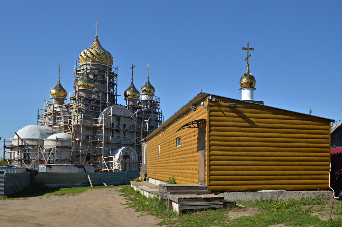 Церковь Александра Невского при геронтологическом центре (временная), Воронеж (Воронеж, город, Воронежская область). фасады, Временный и новостроящийся храмы