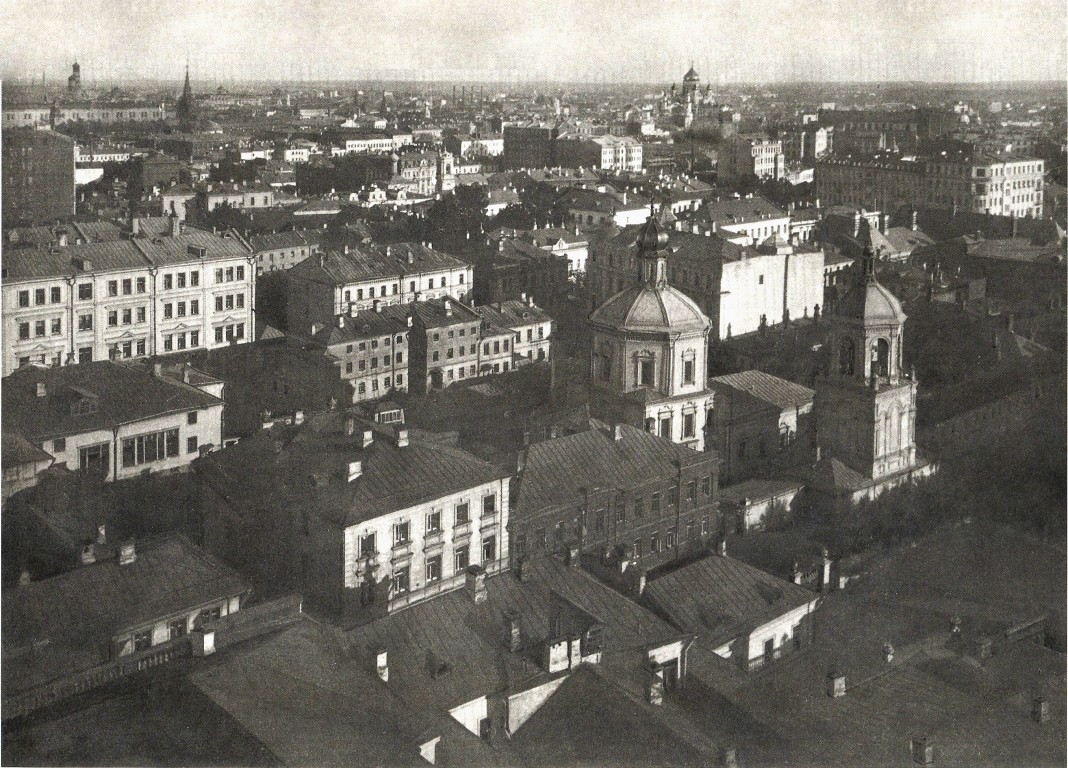 Тверской. Церковь Николая Чудотворца, что в Гнездниках. архивная фотография, 1915 год. На дальнем плане виден Храм Христа Спасителя. 