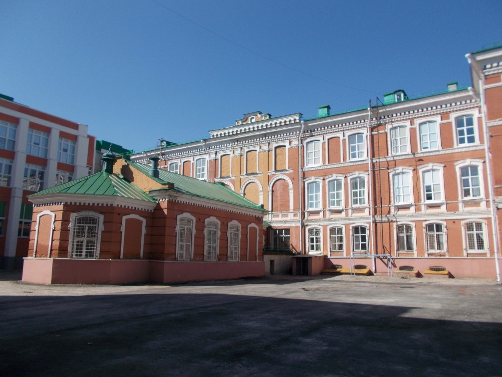 Саратов. Домовая церковь Алексия, митрополита Московского, и Сергия Радонежского при бывшем Александро-Мариинском реальном училище. общий вид в ландшафте