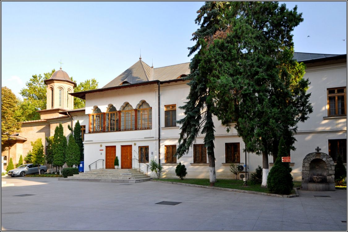 Бухарест, Сектор 5. Монастырь Анфима Иверского. фасады