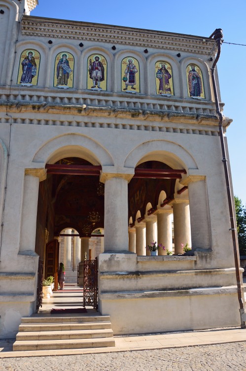 Бухарест, Сектор 4. Патриархия Румынской Православной Церкви. Кафедральный собор Константина и Елены. фасады
