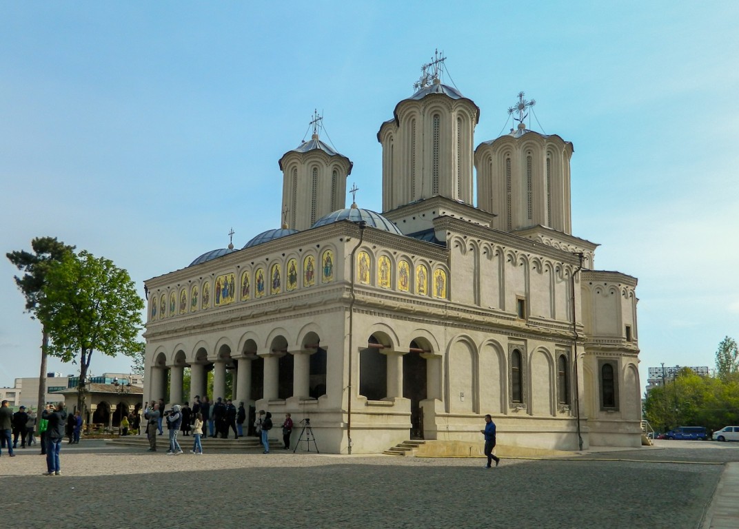 Патриархия Румынской Православной Церкви. Кафедральный собор Константина и Елены, Бухарест, Сектор 4 (Бухарест, Румыния). фасады, На заднем плане - 