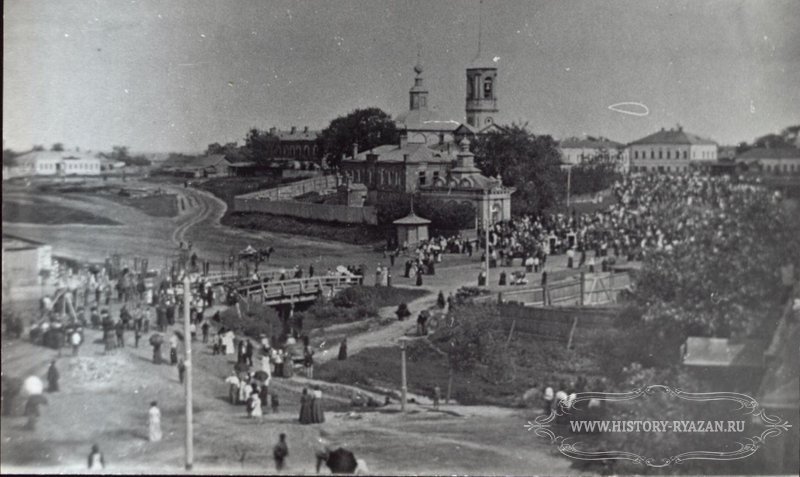 Церковь Симеона Столпника, Рязань (Рязань, город, Рязанская область). архивная фотография, В день церковного праздника у церкви на берегу Лыбеди, 1914 г.