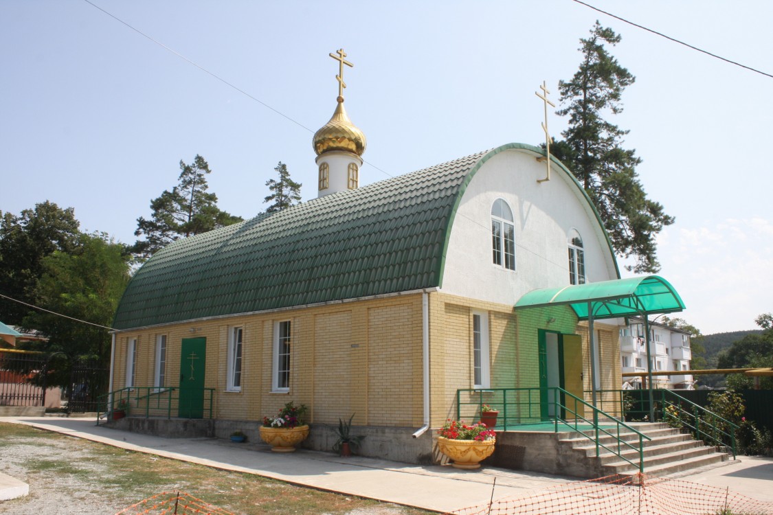 Верхнебаканский. Церковь Троицы Живоначальной. фасады