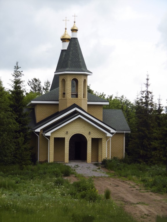 Жуково. Церковь Сергия Радонежского. документальные фотографии, Церковь строится. Установлены главки с крестами на навершия колокольни и основного объема. Ярус звона в ожидании колоколов.