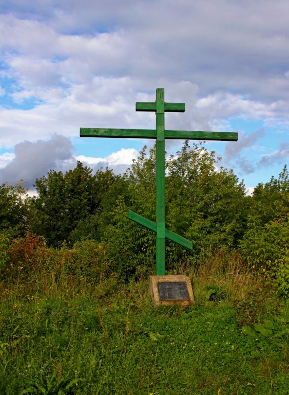 Первомайский. Церковь Всех Святых. дополнительная информация, Памятный крест, установленный на месте, где была церковь