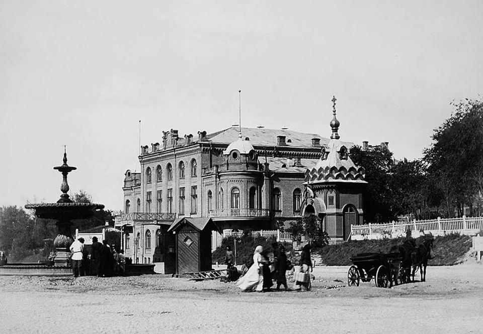Часовня в память спасения Александра ІІ от покушения 4 апреля 1866 года, Липки (Печерский район, Украина, г. Киев). архивная фотография, 1883 год. Европейская площадь. На фоне здание филармонии, тогда здание купеческого собрания. Трамвайных путей ещё нет. с сайта wikimapia.org