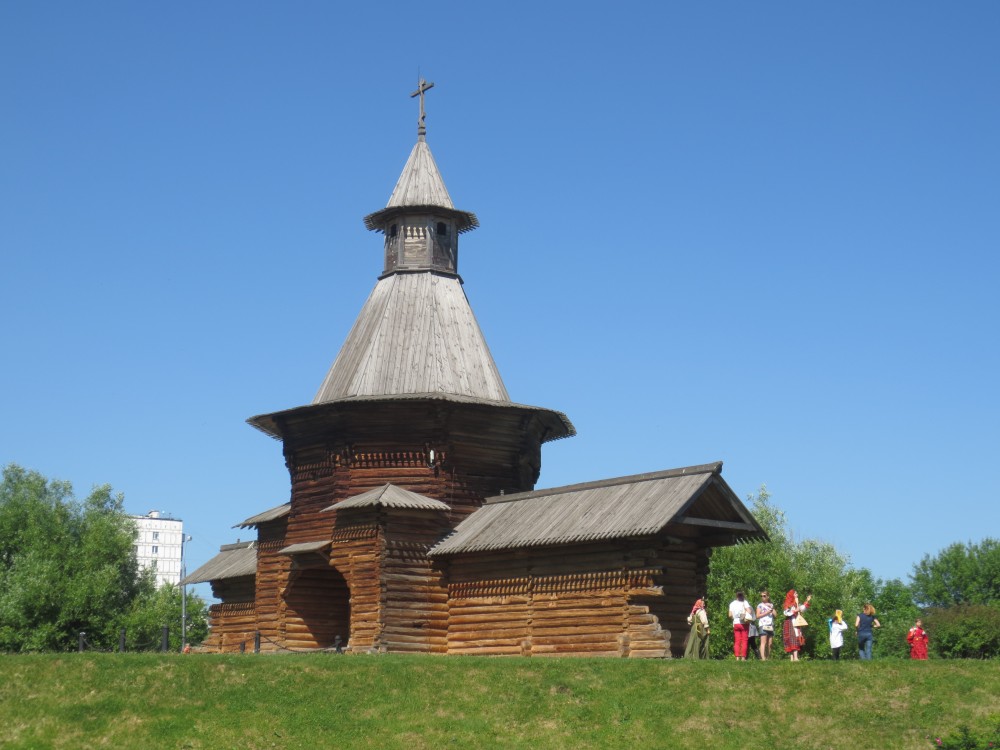 Нагатинский затон. Музей деревянного зодчества в Коломенском. фасады