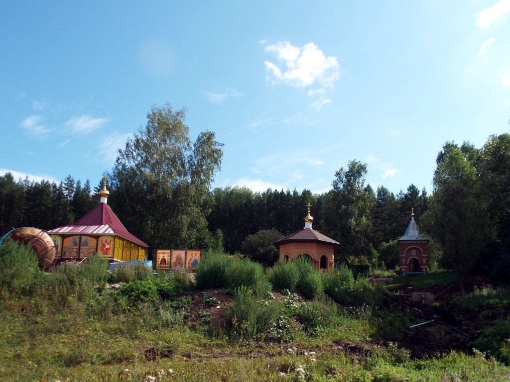 Часовня Параскевы Пятницы, Старая Письмянка (Лениногорский район, Республика Татарстан). фасады, Общий вид на комплекс построек на источнике. Справа - Пятницкая часовня, по центру - купальня.