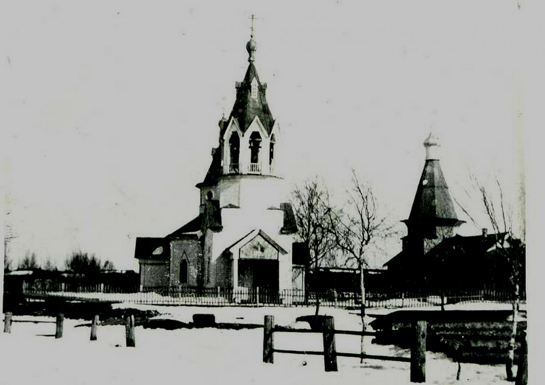 Собор Петра и Павла (второй), Повенец (Медвежьегорский район, Республика Карелия). архивная фотография, Собор Петра и Павла слева Собор Петра и Павла (1 собор год постройки 1600)