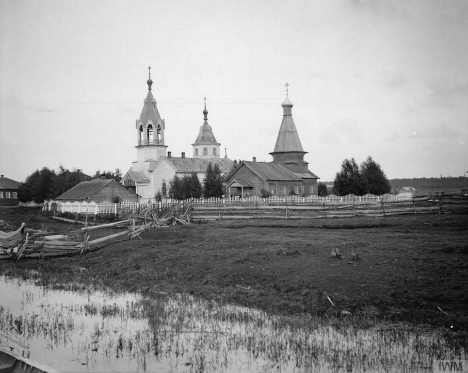 Собор Петра и Павла (первый), Повенец (Медвежьегорский район, Республика Карелия). архивная фотография, Петропавловские соборы.Слева Петропавловский собор (2-й), справ Петропавловский собор (1-й)