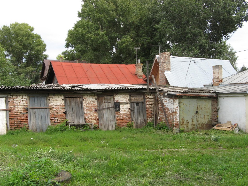 Церковь Казанской иконы Божией Матери (утраченная), Чистополь (Чистопольский район, Республика Татарстан). дополнительная информация, Дровяники из кирпича разрушенной церкви, которая стояла за ними.