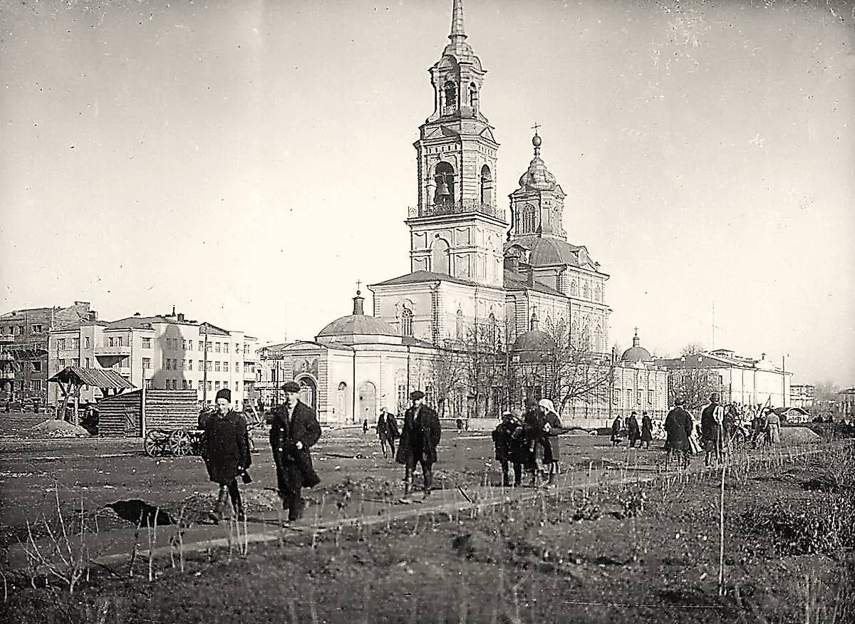 Собор Екатерины Великомученицы в 1929-30-х гг. Фотография с сайта: pastvu.com, архивная фотография. Собор Екатерины Великомученицы, Екатеринбург (Екатеринбург, город, Свердловская область)