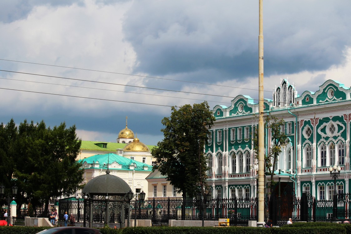 Екатеринбург. Часовня Николая Чудотворца при резиденции губернатора. общий вид в ландшафте