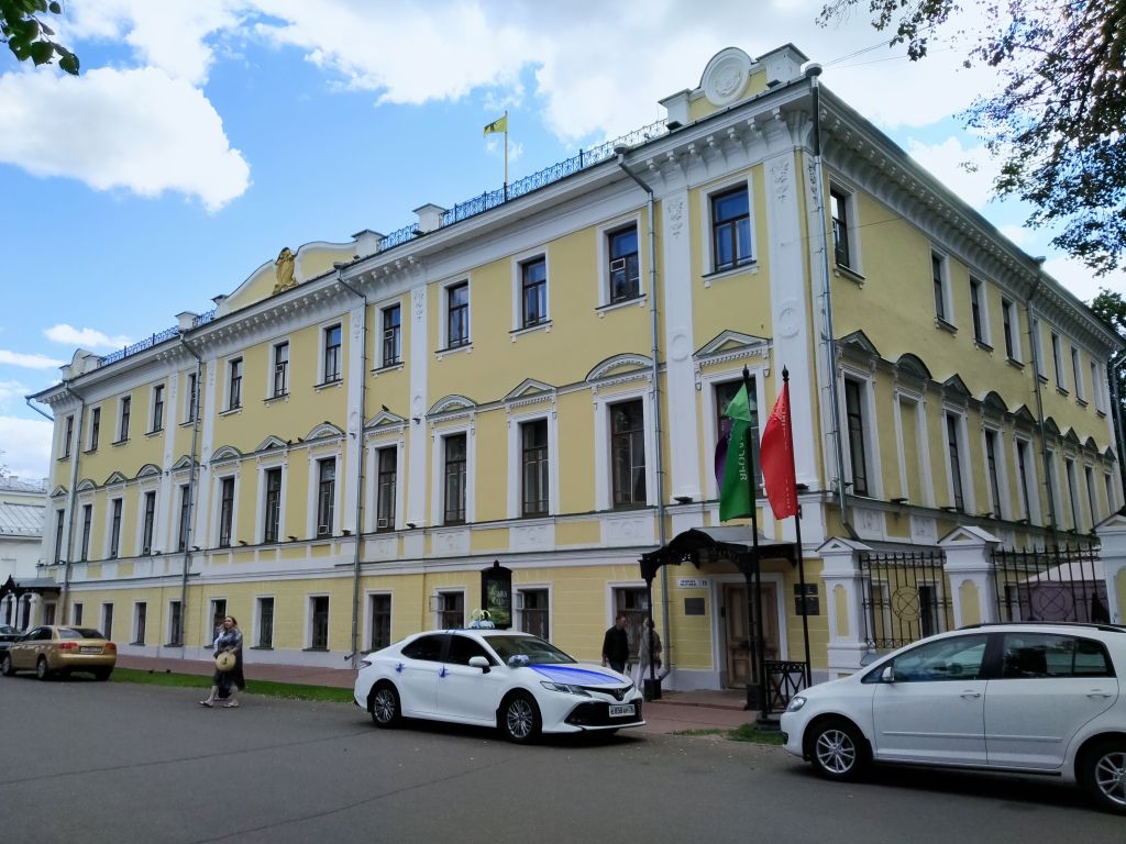 Ярославль. Домовая церковь Алексия, митрополита Московского при бывшем доме губернатора. фасады