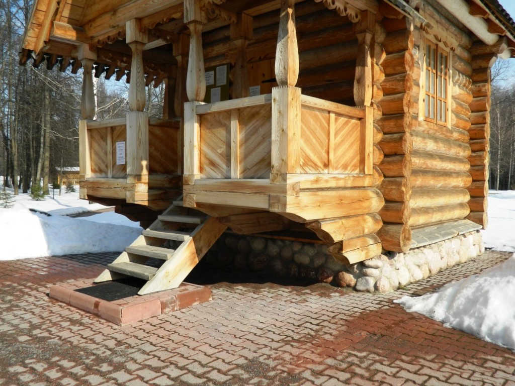 Часовня Елисаветы Феодоровны, Пестово (Мытищинский городской округ и гг. Долгопрудный, Лобня, Московская область). архитектурные детали, Крыльцо