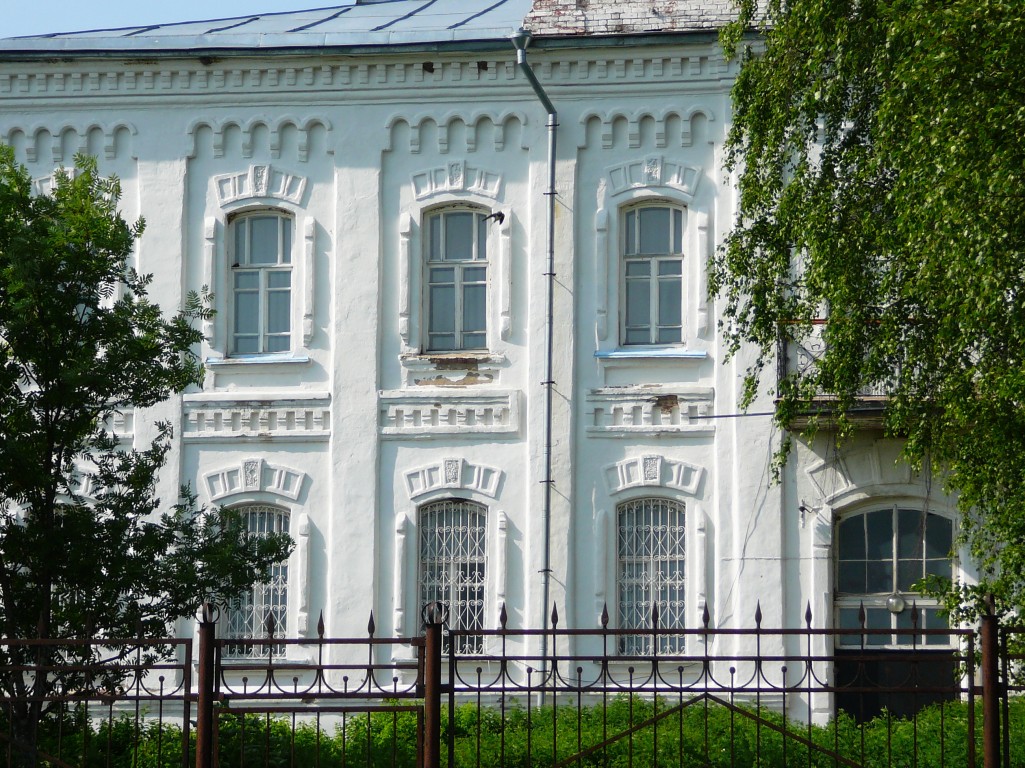 Домнино. Монастырь Царственных страстотерпцев. архитектурные детали, В 1879 году в Костроме было создано Александровское православное братство, ставившее своей целью благотворительную и просветительскую деятельность в местах Костромской земли, связанных с историей дома Романовых. В 1893 году братство построило в селе Домнино двухэтажное каменное здание церковно-приходской школы.