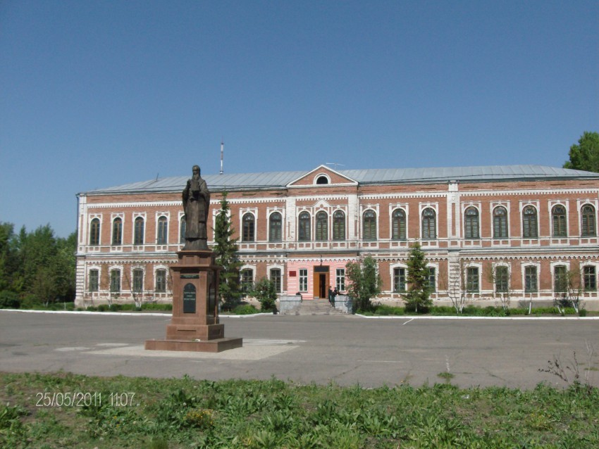 Домовая церковь Иоанна Богослова при православной гимназии, Бийск (Бийский район и г. Бийск, Алтайский край). дополнительная информация, Миссионерское училище и памятник святителю Макарию