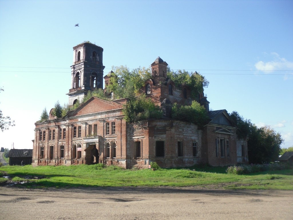 Церковь Георгия Победоносца, Дуброво (Оханский район, Пермский край). общий вид в ландшафте, Вид с юго- восточной стороны
