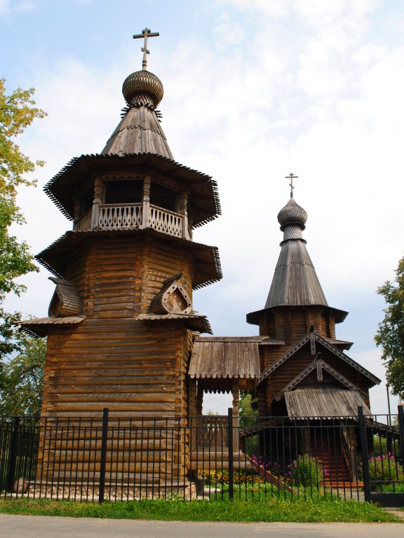 Церковь Василия Великого, Звенчатка (Климовичский район, Беларусь, Могилёвская область). архитектурные детали, Вид на колокольню и храм Василия Великого с запада