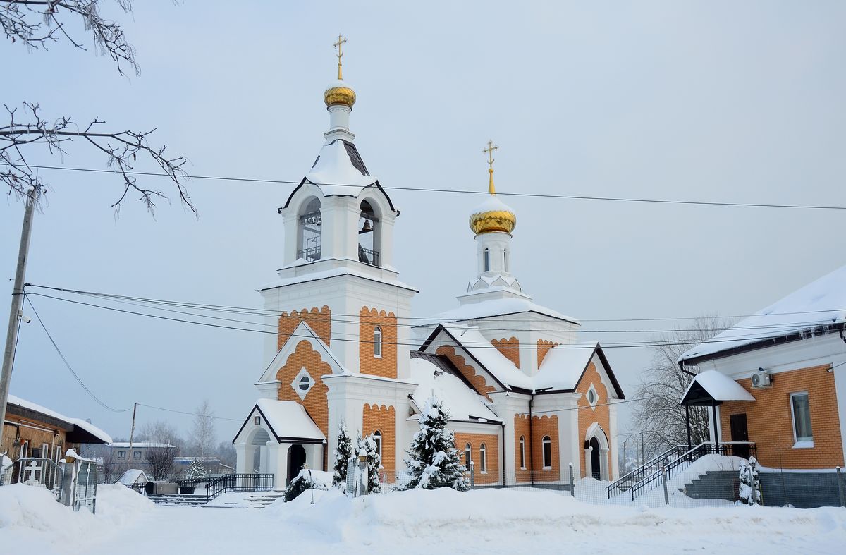 общий вид в ландшафте. Церковь Царственных страстотерпцев, Кремёнки (Жуковский район, Калужская область)