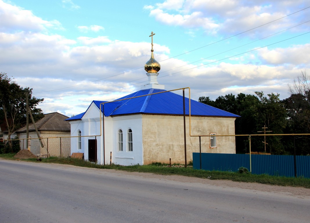 Церковь Казанской иконы Божией Матери, Савали (Малмыжский район, Кировская область). фасады, Справа виден поклонный крест на месте Богородицкой церкви 1827г.