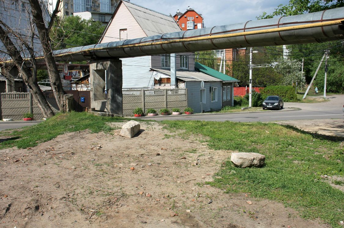 Церковь Иоанна Богослова, Воронеж (Воронеж, город, Воронежская область). дополнительная информация, В настоящее время из-за давности лет трудно узнать храмовое место. Крупные камни-булыжни, вероятно, остатки фундамента храма. Кроме того, на небольшой глубине земляного грунта можно еще найти остатки фундаментов церковных построек.