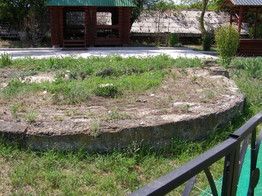 Церковь Покрова Пресвятой Богородицы, Елизаветинская (Азовский район и г. Азов, Ростовская область). архитектурные детали, Остатки фундамента церкви (вероятно это была апсида)