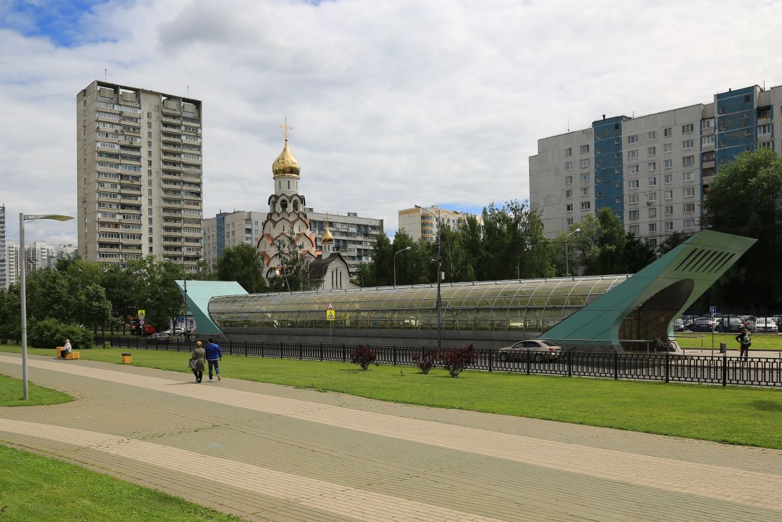 Церковь Новомучеников и исповедников Церкви Русской в Строгине, Строгино (Северо-Западный административный округ (СЗАО), г. Москва). общий вид в ландшафте