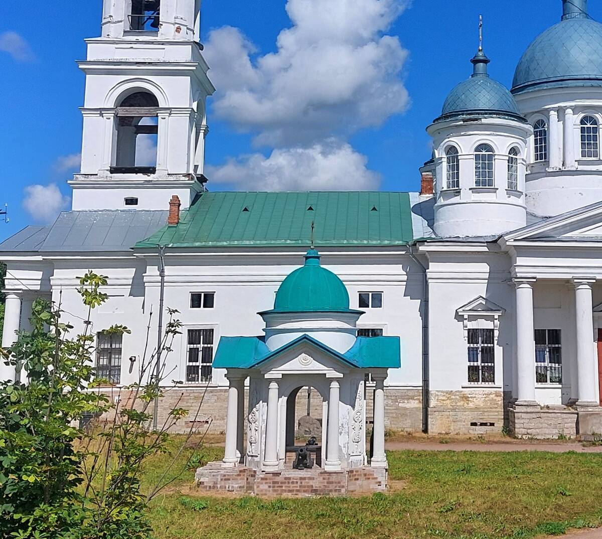 Неизвестная часовня, Надкопанье (Волховский район, Ленинградская область). общий вид в ландшафте