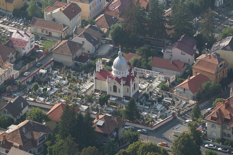 Церковь Параскевы Сербской, Брашов (Брашов, Румыния). общий вид в ландшафте