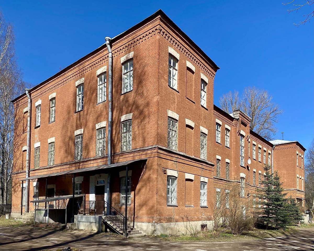 Вид с ЮЗ, фасады. Церковь Александры Римской и Георгия Победоносца при Детском приюте "Елизаветы и Марии" и Сиротском отделении имени вел. кн. Александры Иосифовны, Павловск (Санкт-Петербург, Пушкинский район, г. Санкт-Петербург)