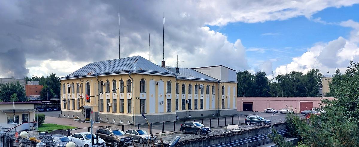 общий вид в ландшафте. Домовая церковь Николая Чудотворца при бывшем Доме трудолюбия Невского общества пособия бедным, Невский район (Санкт-Петербург, г. Санкт-Петербург)
