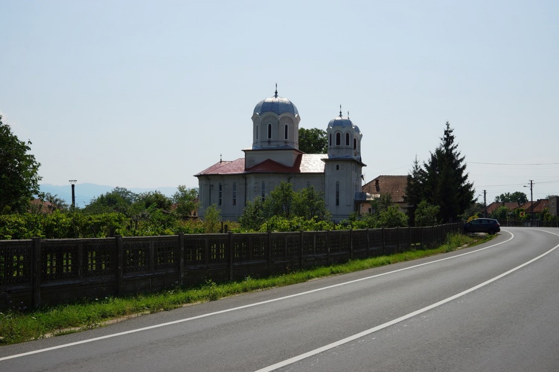 Церковь Петра и Павла, Стрей (Хунедоара, Румыния). общий вид в ландшафте