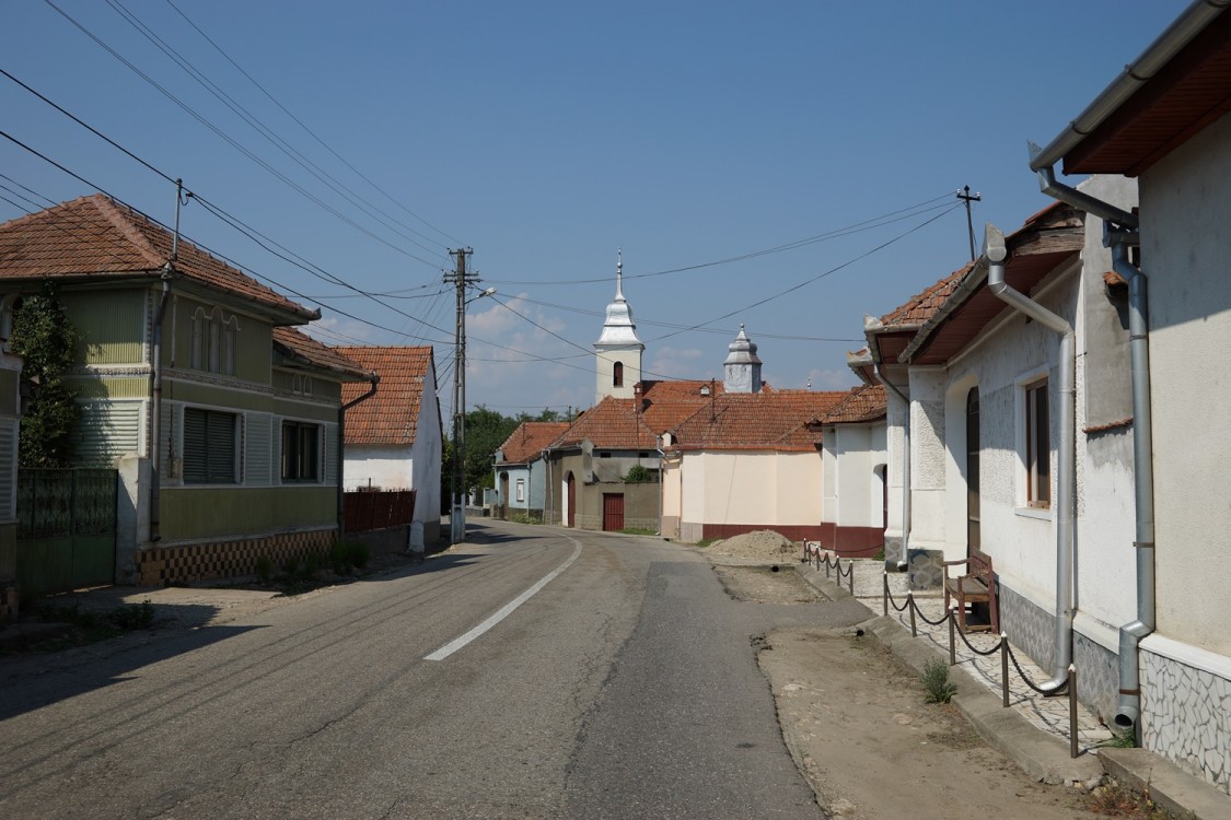 Церковь Михаила и Гавриила Архангелов, Орештиоара-де-Жос (Хунедоара, Румыния). общий вид в ландшафте