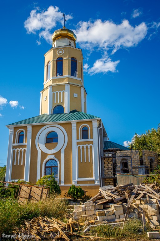 Береговое. Церковь Троицы Живоначальной. фасады