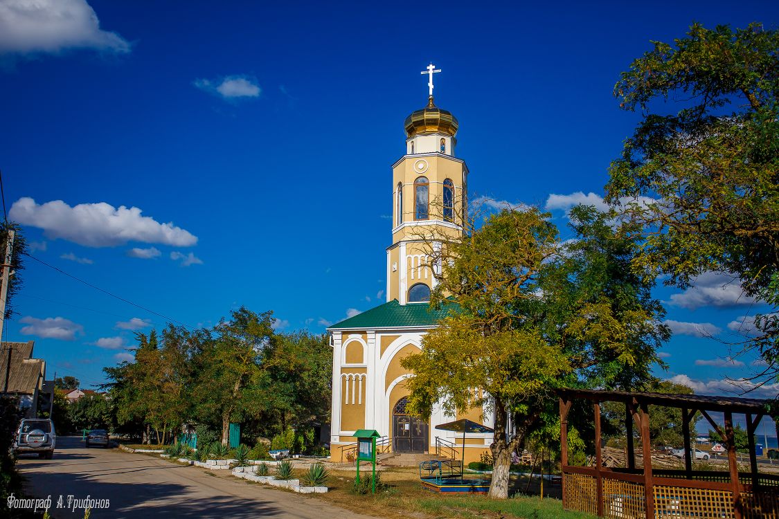 Береговое. Церковь Троицы Живоначальной. фасады