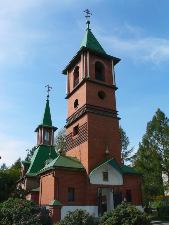 Церковь Сергия Радонежского, Томск (Томск, город, Томская область). фасады, Вид на храм с юго-востока. На переднем плане - надвратная колокольня