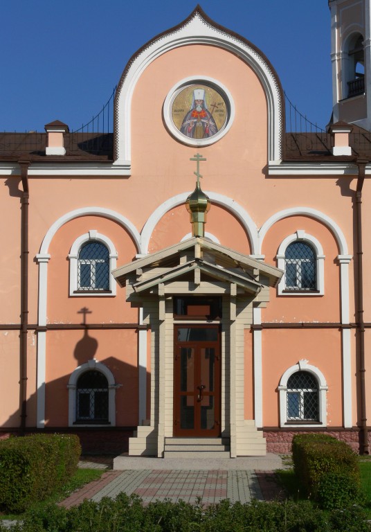 Часовня Петра и Февронии, Томск (Томск, город, Томская область). фасады, Вид с запада. На заднем плане - церковно-археологический музей при кафедральном Богоявленском соборе