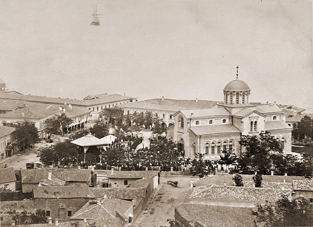 Вид на Александро-Невский собор и Чёрное море. Фото 1883 г. Фотограф Орлов Фёдор Павлович. Источник goskatalog.ru, архивная фотография. Собор Александра Невского, Феодосия (Феодосия, город, Республика Крым)