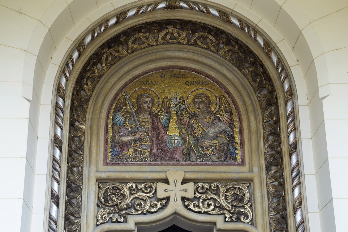 Алба-Юлия. Кафедральный собор Троицы Живоначальной. архитектурные детали, мозаика над входом