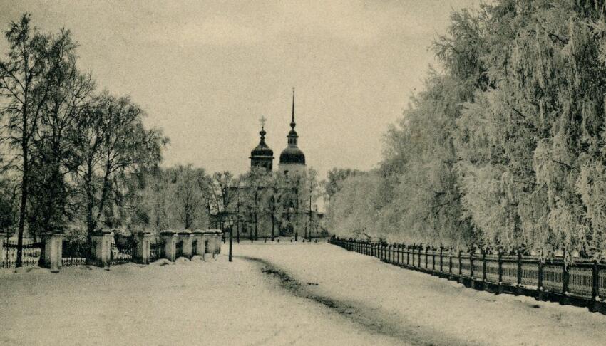 Церковь Михаила Архангела, Архангельск (Архангельск, город, Архангельская область). архивная фотография, Вид с востока, слева ограда Троицкого собора.Фрагмент. Фотография Я.И. Лейцингера, открытка 1906 года.